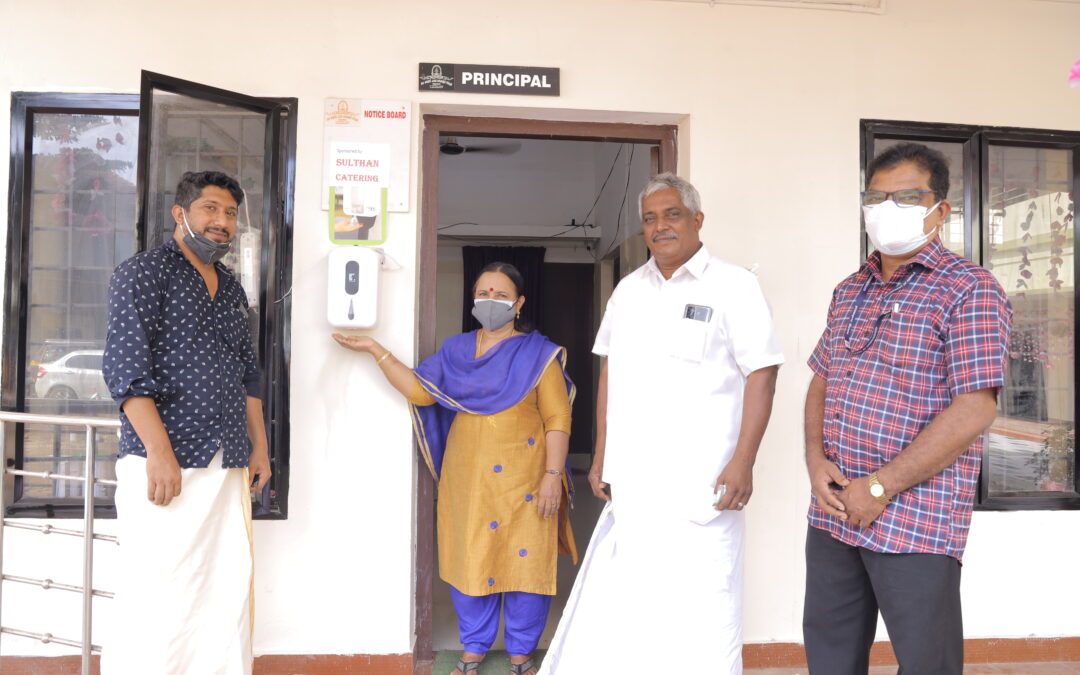 ആറ്റിങ്ങൽ ഗവ.ഗേൾസ് എച്ച്.എസ്.എസിലേക്ക് ഓട്ടോമാറ്റിക്ക് സാനിറ്റൈസർ ഡിസ്പെൻസിംഗ് മെഷീനുകൾ സംഭാവന ചെയ്തു