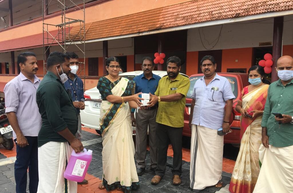 സ്കൂളിലേക്ക് കോവിഡ് പ്രതിരോധ സാമഗ്രികൾ വിതരണം ചെയ്ത് കോൺഗ്രസ് കടയ്ക്കാവൂർ മണ്ഡലം കമ്മിറ്റി