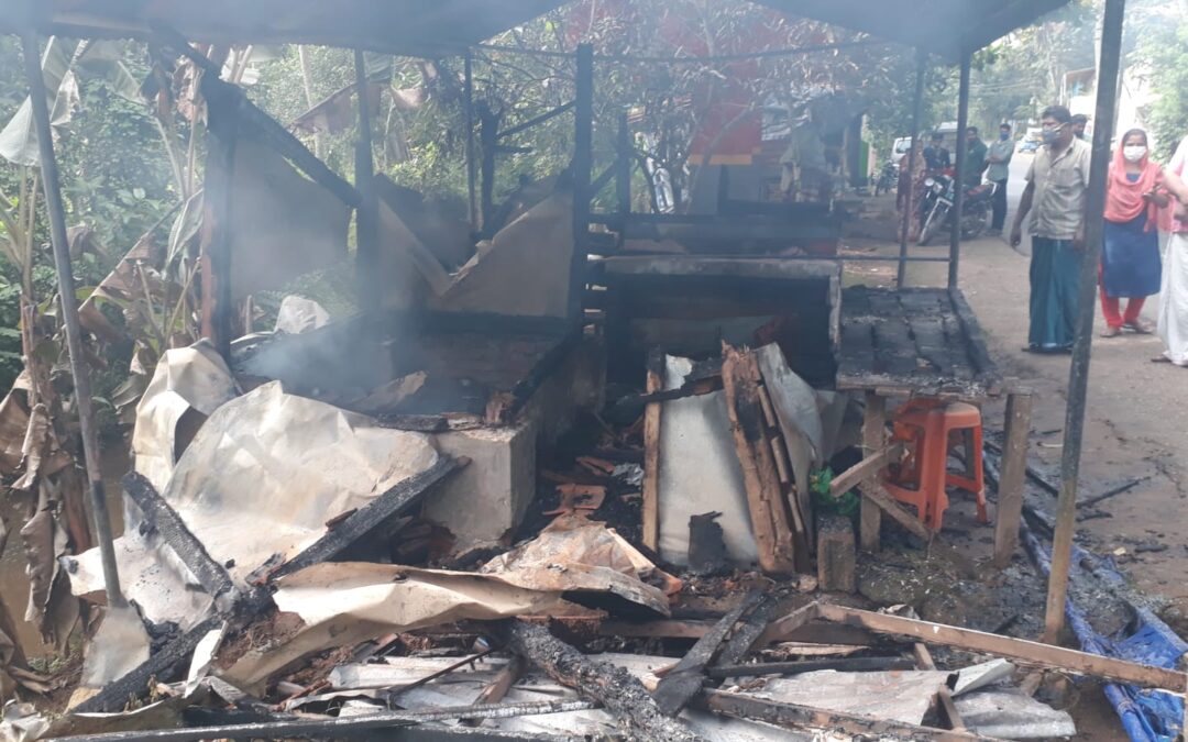 പള്ളിക്കലിൽ കട തീപിടിച്ച് നശിച്ചു; സാമൂഹ്യ വിരുദ്ധർ കത്തിച്ചതെന്ന് പരാതി