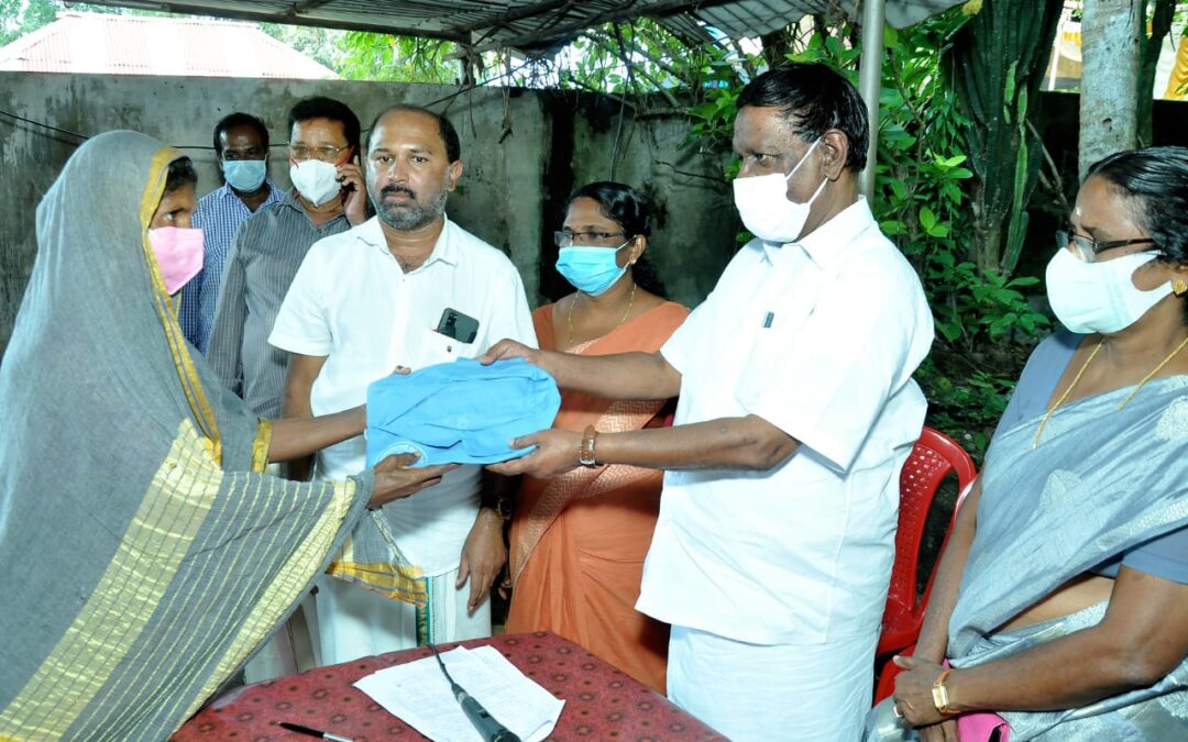 തൊഴിലുറപ്പ് തൊഴിലാളികൾക്ക് യൂണിഫോം വിതരണം ചെയ്തു