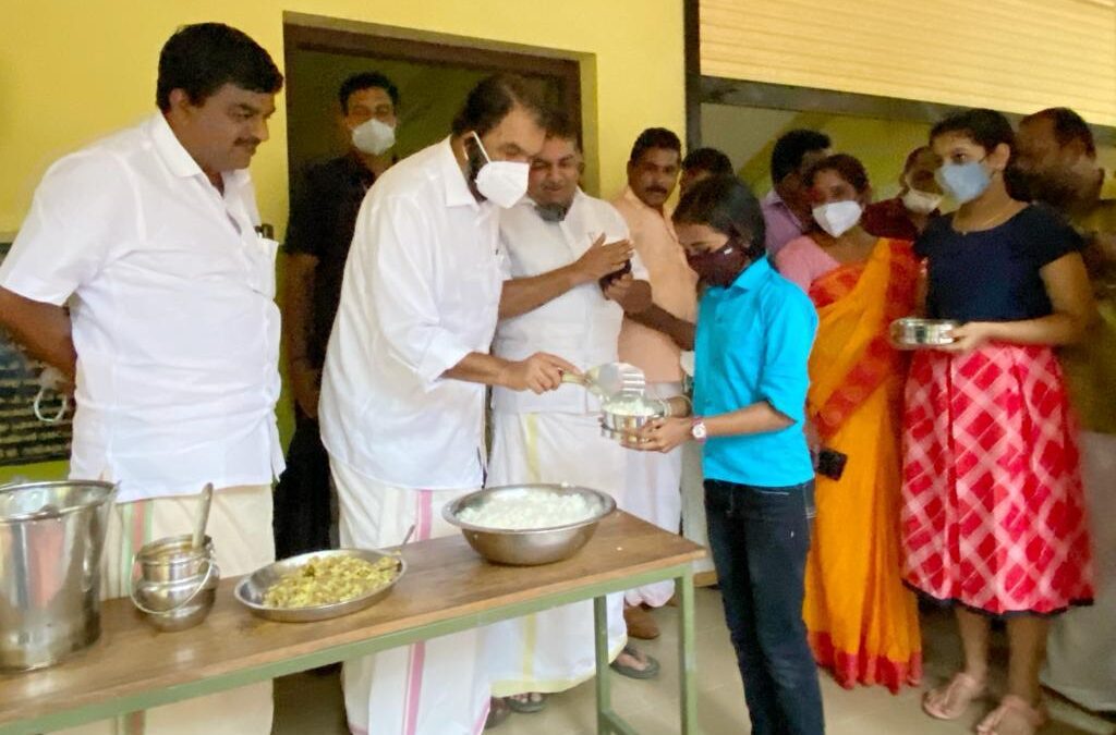 മന്ത്രിമാർ സ്കൂളിൽ വിളമ്പുകാരായി; സന്തോഷത്തോടെ കുഞ്ഞുങ്ങൾ