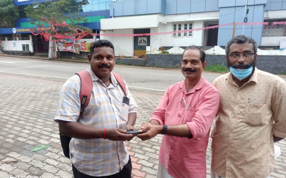 കളഞ്ഞ് കിട്ടിയ മൊബൈൽ ഫോൺ തിരികെ നൽകി വാർഡ് മെമ്പർ മാതൃകയായി