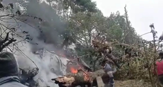 സംയുക്ത സേന മേധാവി ഉൾപ്പടെ സഞ്ചരിച്ച ഹെലികോപ്റ്റർ തകർന്ന് വീണു