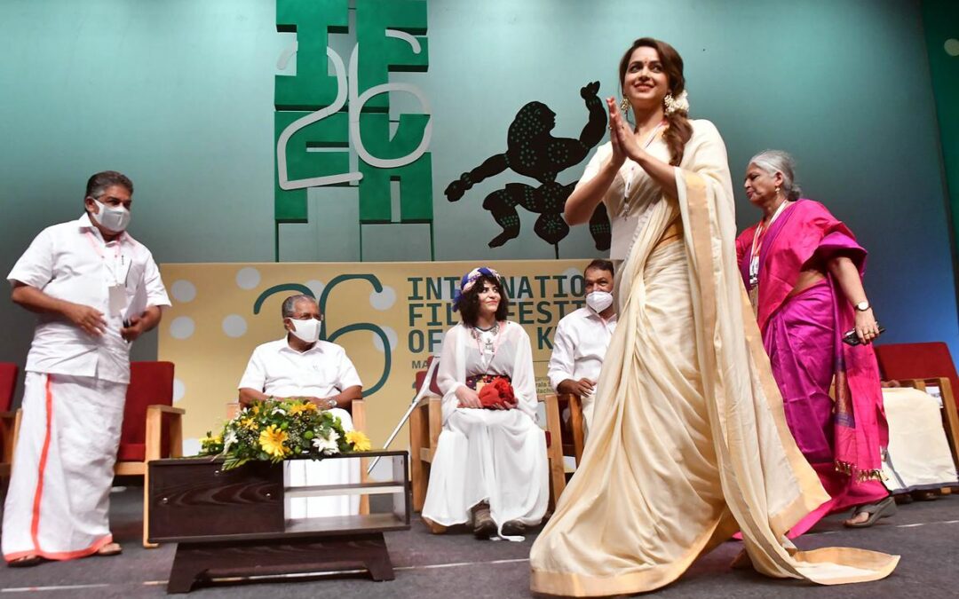 ഐഎഫ്എഫ്കെ  വേദിയില്‍ അപ്രതീക്ഷിത അതിഥിയായി ഭാവന; ഹര്‍ഷാരവങ്ങളോടെ സിനിമാപ്രേമികള്‍