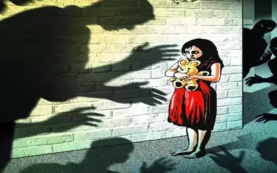 ആളൊഴിഞ്ഞ കാടുമൂടിയ പ്രദേശത്തു വച്ച് പീഡിപ്പിച്ചു; പിതാവിനെതിരെ എട്ടാം ക്ലാസുകാരിയുടെ മൊഴി, പോക്സോ കേസ്