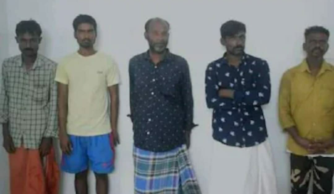 കഴക്കൂട്ടത്ത് നാടന്‍ ബോംബ് ശേഖരം കണ്ടെത്തി;  അഞ്ചുപേര്‍ പിടിയില്‍