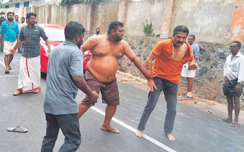 കാറിടിച്ചത് ചോദ്യംചെയ്തു: നടുറോഡില്‍ ക്രൈംബ്രാഞ്ച് ഇന്‍സ്‌പെക്ടര്‍ക്ക് മര്‍ദനം; 3 പേര്‍ പിടിയില്‍