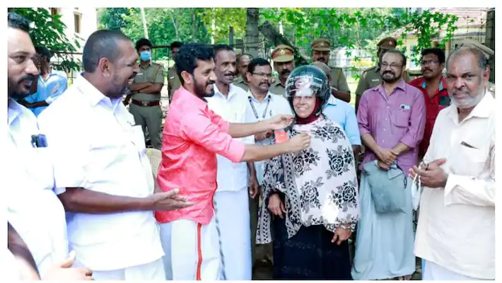 നിയമ ലംഘനം; പിഴയ്ക്ക് പകരം ഹെൽമെറ്റ് നൽകി എം.വി.ഡി