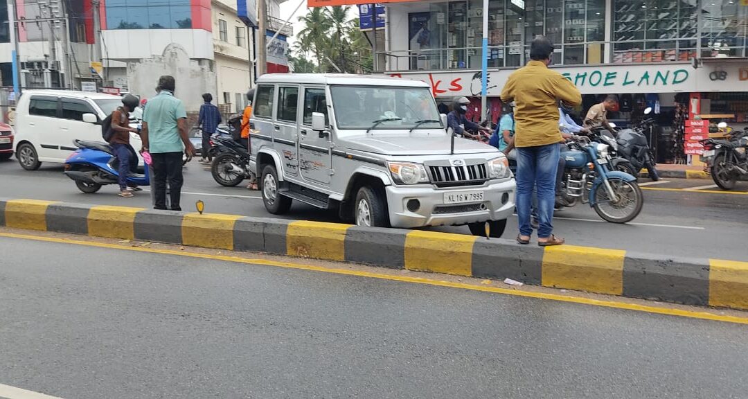 ആറ്റിങ്ങലിൽ ഡ്രൈവറില്ലാത്ത വാഹനം ദേശീയപാതയിലേക്ക് ഇടിച്ചിറങ്ങിയത് നാട്ടുകാരെ പരിഭ്രാന്തരാക്കി