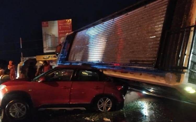 ബസ് കാറിനുമുകളിലേക്ക് മറിഞ്ഞ് അപകടം