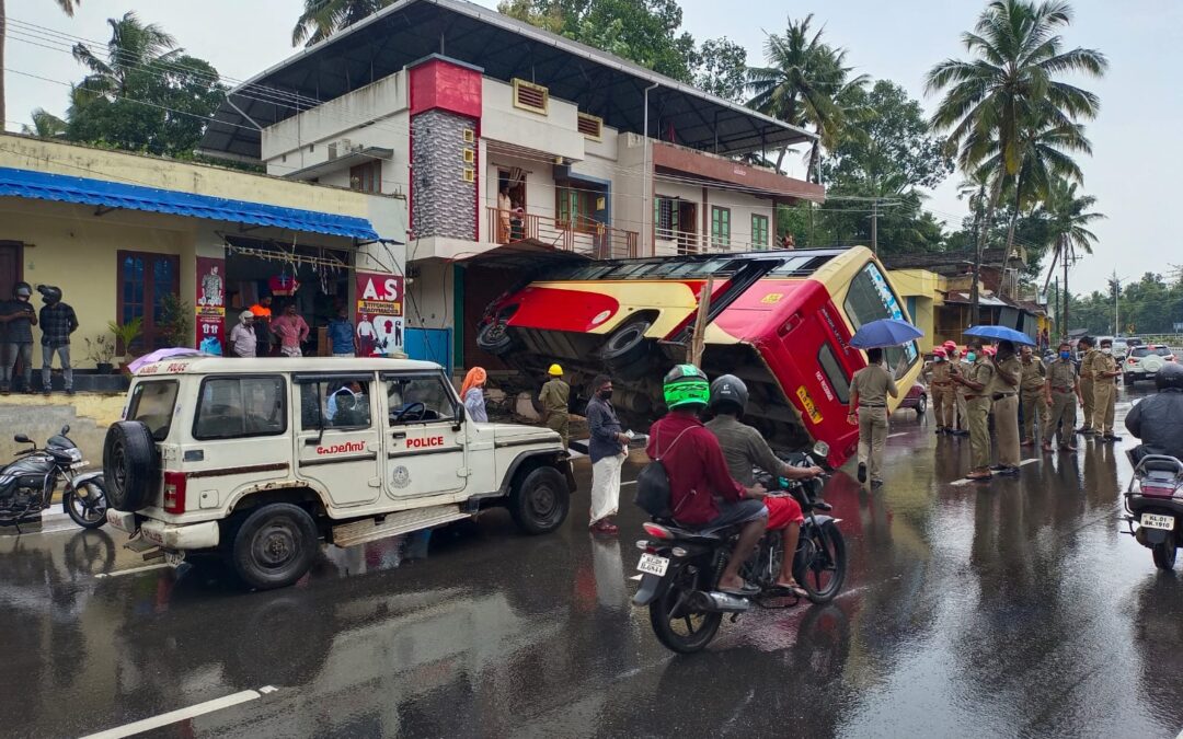 വെടിവച്ചാൻ കോവിലിൽ കെ.എസ്.ആർ.ടി.സി. ബസ് കടയിലേക്ക് ഇടിച്ചുകയറി