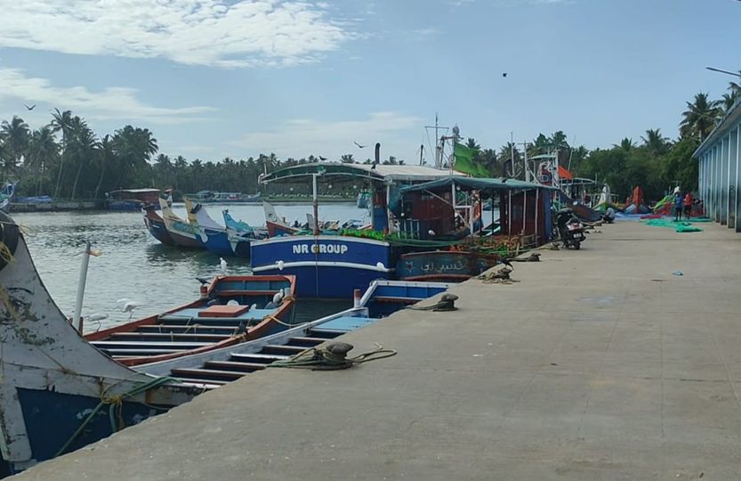 മുതലപ്പൊഴി; വള്ളങ്ങളുടെ വാർഫിലേക്കുള്ള പ്രവേശനത്തിൽ  നിയന്ത്രണം