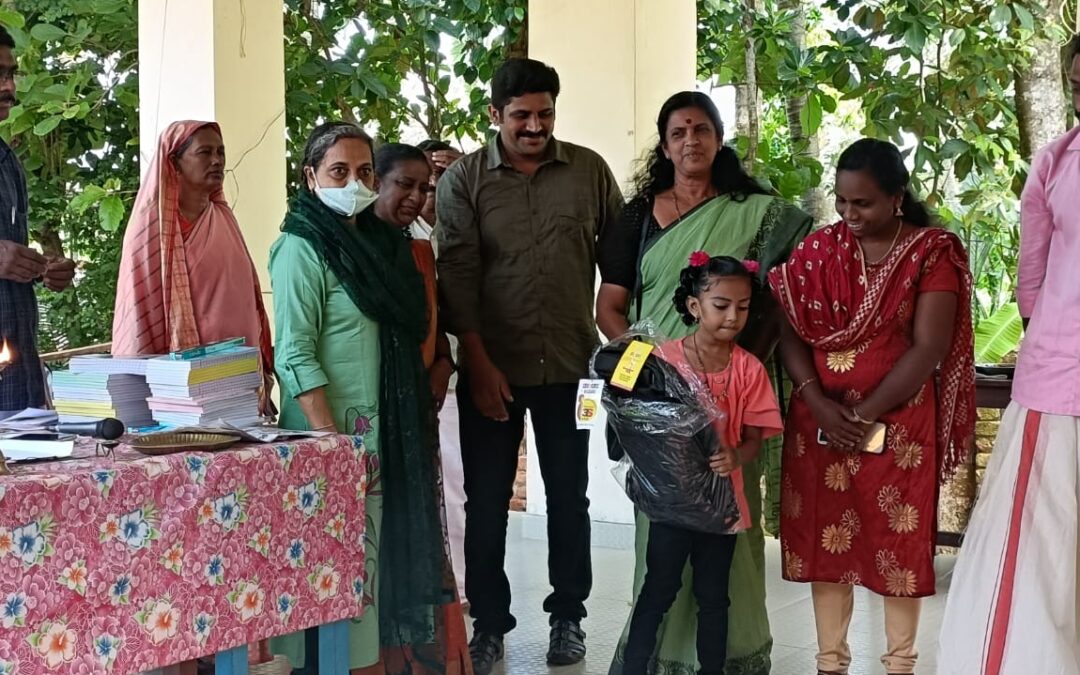 കുട്ടികൾക്ക് സ്കൂൾബാഗും പഠനോപകരണങ്ങളും വാങ്ങി നൽകി  പോത്തൻകോട് സബ് സ്റ്റേഷൻ ജീവനക്കാർ