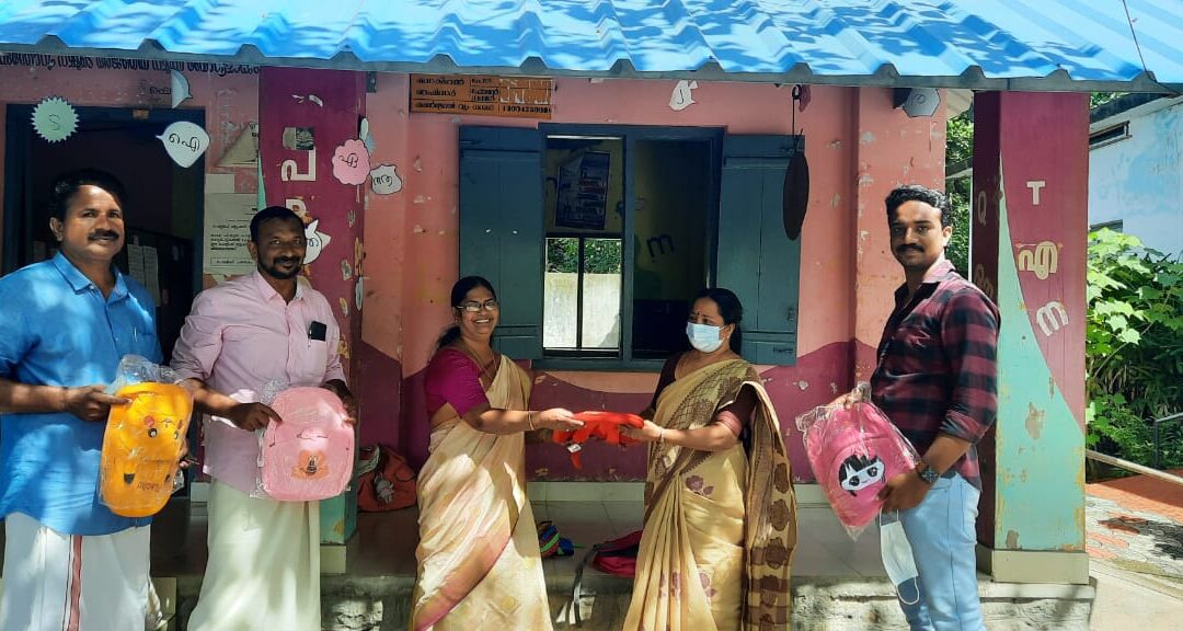 കോൺഗ്രസ്‌ വാർഡ് കമ്മിറ്റിയുടെ ആഭിമുഖ്യത്തിൽ സ്കൂൾ ബാഗുകൾ വിതരണം ചെയ്തു