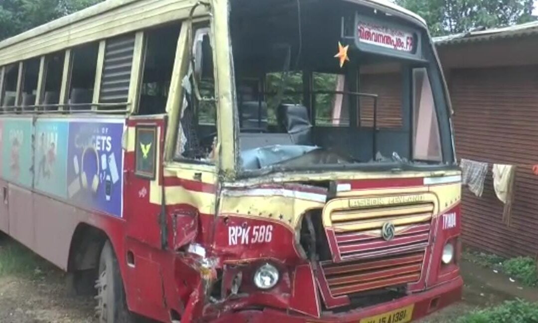 നെടുമങ്ങാട് കെഎസ്ആര്‍ടിസി ബസുകൾ കൂട്ടിയിടിച്ച് അപകടം;ഒരാൾ ഗുരുതരാവസ്ഥയിൽ