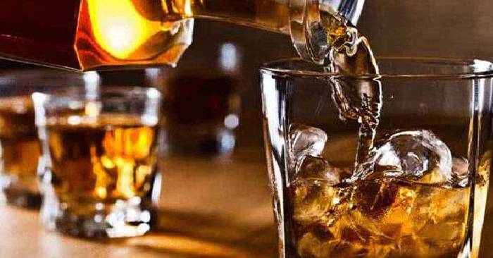 തൃശൂരില്‍ ബാര്‍ അടിച്ചു തകര്‍ത്തു
