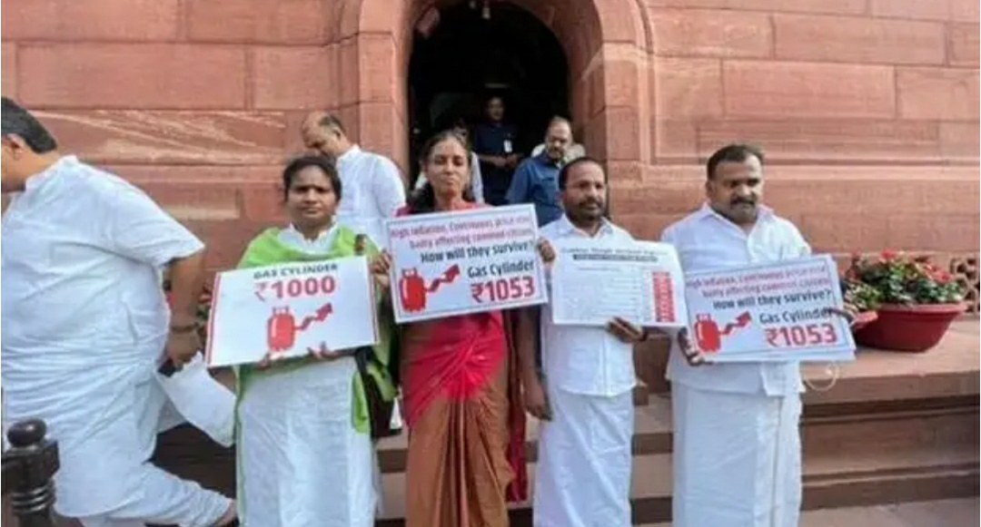 ടിഎൻ പ്രതാപൻ, രമ്യ ഹരിദാസ് ഉൾപ്പെടെ നാല് കോൺഗ്രസ് എംപിമാർക്ക് സസ്പെൻഷൻ
