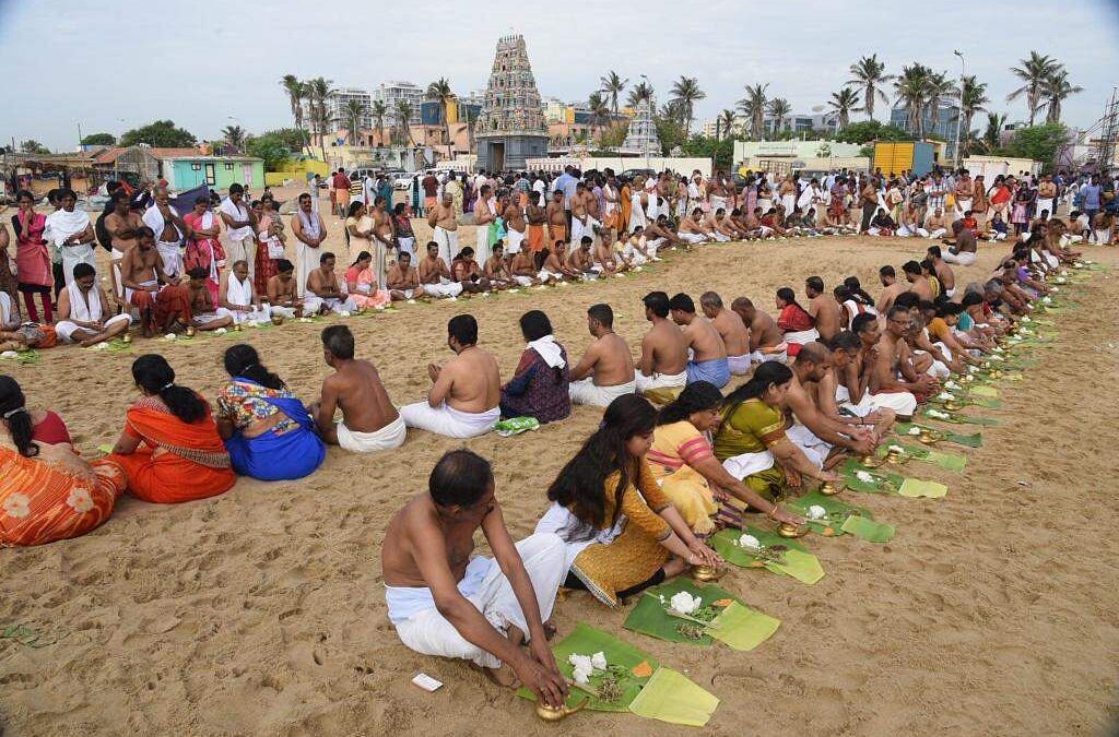 പിതൃപുണ്യം തേടി ഒഴുകിയെത്തുന്നത് ആയിരങ്ങൾ; ക്ഷേത്രങ്ങളിൽ കർക്കിടക വാവുബലി ചടങ്ങുകൾ