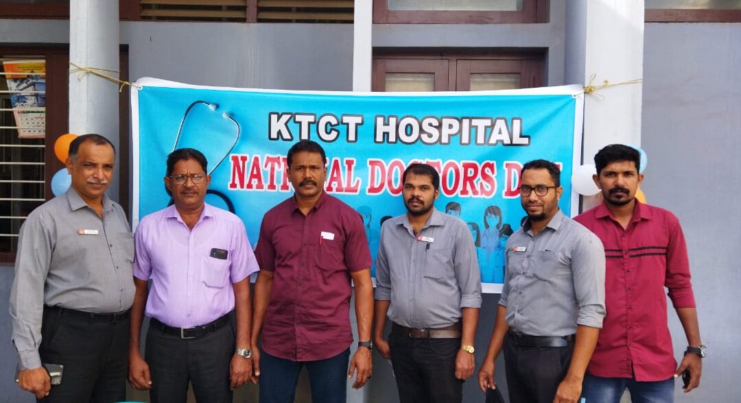 അറേബ്യൻ ഫാഷൻ ജ്വല്ലറി ഡോക്ടർമാരെ പൊന്നാട അണിയിച്ചും മധുരം നൽകിയും ആദരിച്ചു