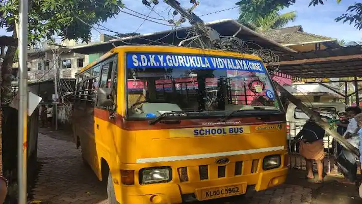 സ്കൂൾ ബസിന് മുകളിലേക്ക് വൈദ്യുതി പോസ്റ്റ് വീണ് വലിയ ദുരന്തം ഒഴിവായി