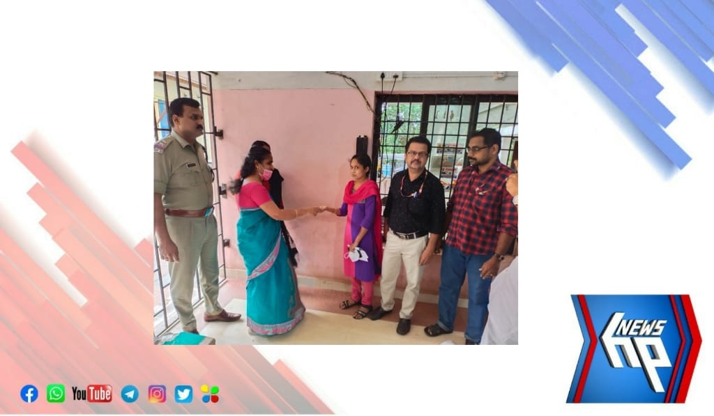 കളഞ്ഞ്‌ കിട്ടിയ മാല തിരികെ നൽകി മാതൃകയായി താലൂക് സപ്ലൈ ജീവനക്കാരി