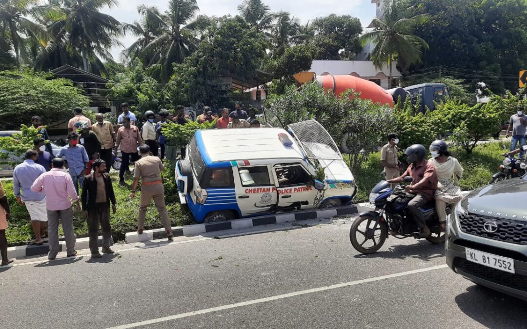 ദേശീയ പാതയിൽ പോലീസ് വാഹനം അപകടത്തിൽപ്പെട്ടു