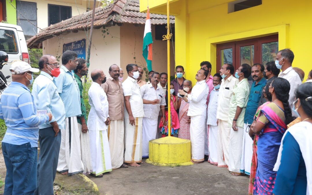 ദേശീയ പതാക ഉയർത്തി എസ് എൻ ഡി പി ആറ്റിങ്ങൾ യൂണിയൻ