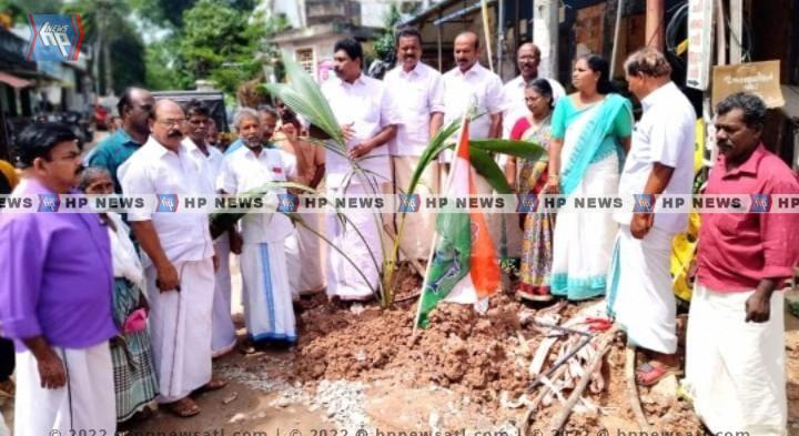 വാട്ടർ അതോറിറ്റി വെട്ടിപ്പൊളിച്ച റോഡിൽ തെങ്ങിൻ തൈ നട്ടു പ്രതിഷേധിച്ച് കോൺഗ്രസ് പ്രവർത്തകർ