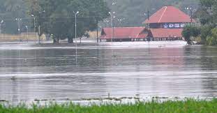 കനത്ത മഴയിൽ പെരിയാറിലെ ജലനിരപ്പുയർന്നതിനെ തുടർന്ന് മുങ്ങിയ ആലുവ ശിവക്ഷേത്രം