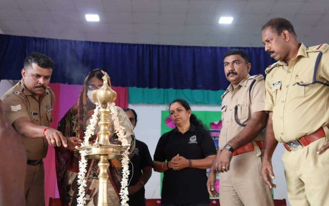 കടയ്ക്കാവൂർ ജനമൈത്രി പോലീസ് പെൺകുട്ടികൾക്കായി പ്രതിരോധ പരിശീലനക്ലാസ് സംഘടിപ്പിച്ചു