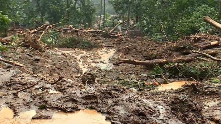 മൂന്നാറിൽ വീണ്ടും ഉരുൾപൊട്ടി; രണ്ട് വീടുകൾ മണ്ണിനടിയിൽ