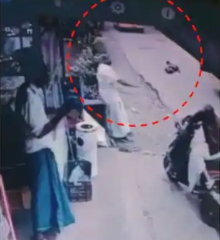 ഓടിക്കൊണ്ടിരുന്ന സ്കൂൾ ബസിൽ നിന്ന് എൽകെജി വിദ്യാർത്ഥിനി തെറിച്ചു വീണു