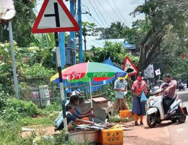അനധികൃത കച്ചവടം; കല്ലമ്പലം-വർക്കല റോഡ്‌ ഗതാഗത കുരുക്കില്‍