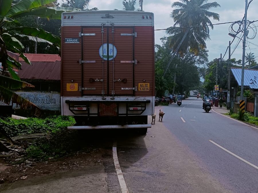 അഞ്ചുതെങ്ങ് പോസ്റ്റോഫീസ് വളവിൽ ദിവസങ്ങളായി കണ്ടെയ്നർ വാഹനം പാർക്ക് ചെയ്ത നിലയിൽ