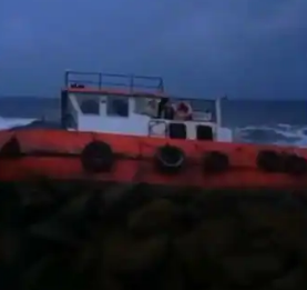 നീണ്ടകരയിൽ ടഗ് ബോട്ട് കടൽഭിത്തിയിൽ ഇടിച്ചുകയറി; ജീവനക്കാരെ രക്ഷപ്പെടുത്തി