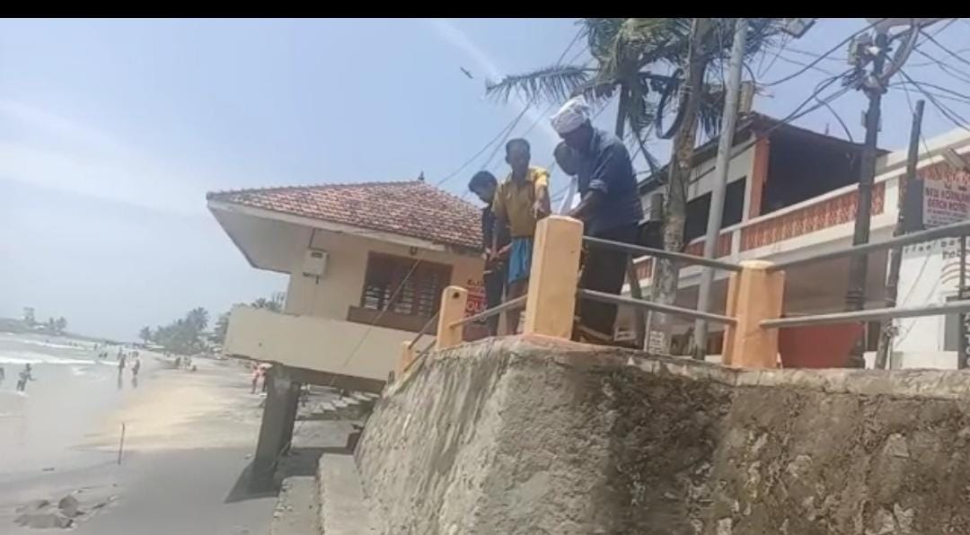 കോവളം ലൈറ്റ് ഹൗസ് ബീച്ചിൽ കൈവരി തകർന്ന് സഞ്ചാരികൾക്ക് ഗുരുതരപരിക്ക്