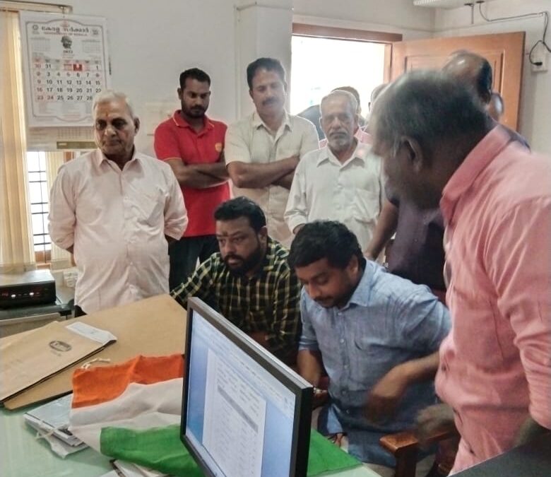 വഴിവിളക്കുകൾ കത്താത്തതിൽ പ്രതിഷേധിച്ച് കോൺഗ്രസ്‌ ഇടയ്‌ക്കോട് മണ്ഡലം കമ്മിറ്റിയുടെ നേതൃത്വത്തിൽ പഞ്ചായത്ത്‌ സെക്രട്ടറിയെ ഉപരോധിച്ചു