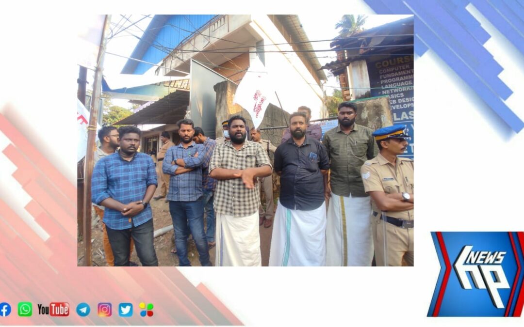 പെൺകുട്ടികളോട്  അതിക്രമം കാണിച്ചയാളുടെ  സ്ഥാപനത്തിലേക്ക്  ഡി വൈ എഫ് ഐ – എസ് എഫ് ഐ മാർച്ച് സംഘടിപ്പിച്ചു