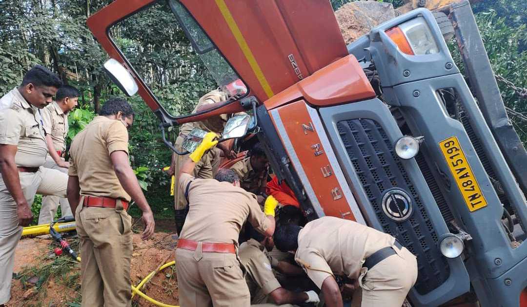 പുനലൂരിൽ ലോറി മറിഞ്ഞു ഡ്രൈവർ മരിച്ചു