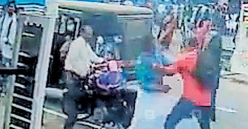 ബൈക്കിലെ ഹോണ്‍ മുഴക്കിയതിന്റെ പേരില്‍ യുവാവിനെയും രണ്ടര വയസ്സുളള കുഞ്ഞിനേയും ഓട്ടോ ഡ്രൈവര്‍ മര്‍ദ്ദിച്ചതായി പരാതി