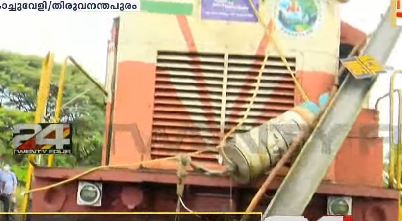 ഷണ്ടിംഗിനിടെ ട്രെയിൻ എഞ്ചിൻ പാളം തെറ്റി