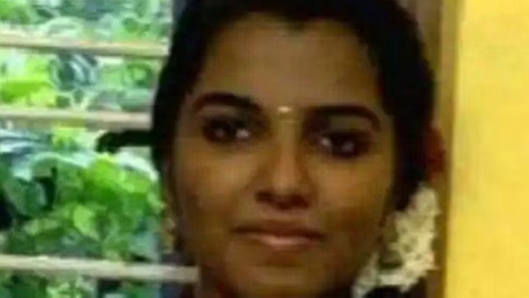 കാമുകൻ നൽകിയ ശീതളപാനീയം കുടിച്ച് അവശയായ 19കാരി മരണപെട്ടു