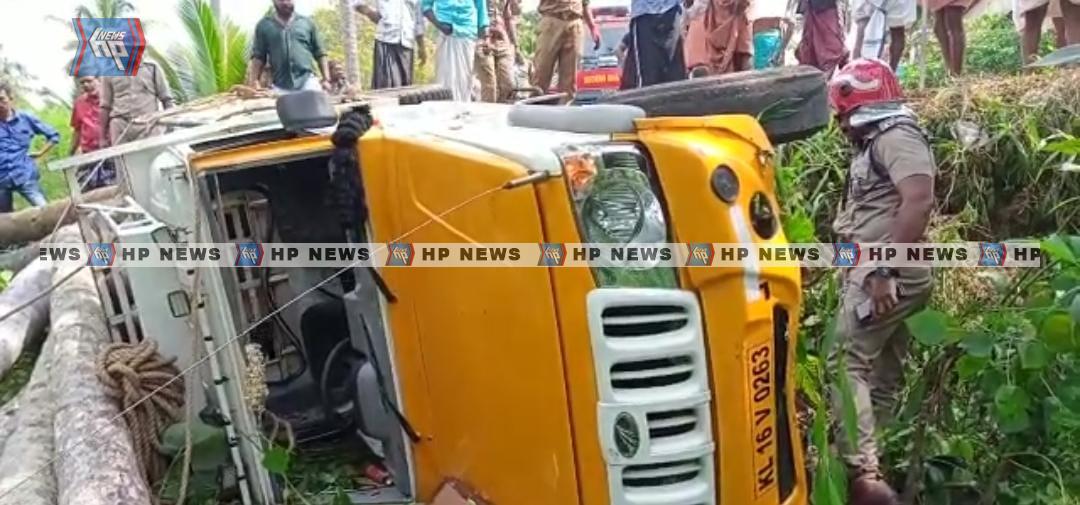 വർക്കലയിൽ ടിപ്പർ റോഡിൽ നിന്നും കുഴിയിലേയ്ക്ക് മറിഞ്ഞു