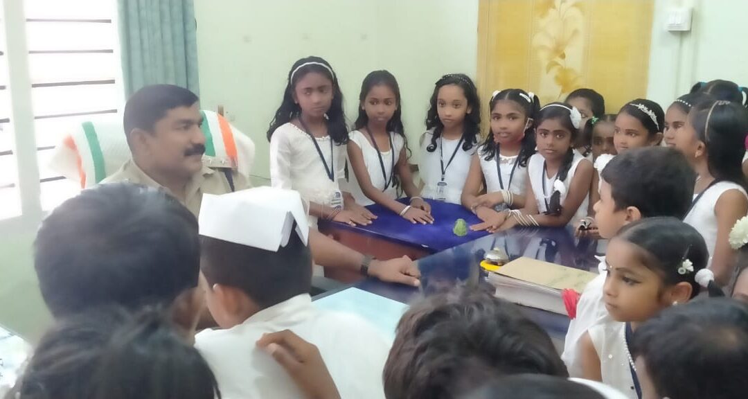 കുട്ടിക്കൂട്ടങ്ങൾ പോലീസ് മാമന്മാരെ കാണാൻ പോലീസ് സ്റ്റേഷനിൽ എത്തി