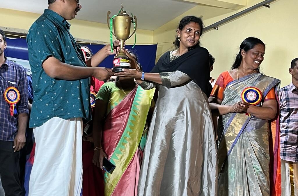 കലോത്സവത്തിന് കിട്ടിയ ട്രോഫി ഏറ്റുവാങ്ങി നാവായിക്കുളം ഗവണ്മെന്റ് ഹയർ സെക്കന്ററി സ്കൂളിലെ അദ്ധ്യാപിക