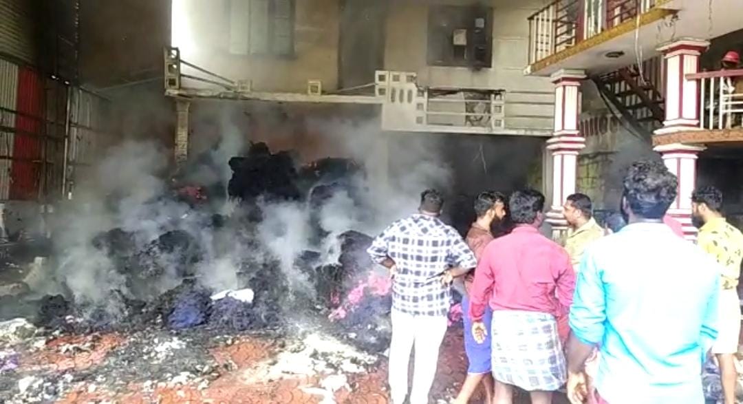 മൂങ്ങോട് മെത്ത കച്ചവട സ്ഥാപനത്തിൻ്റെ ഗോഡൗൺ തീ പിടിച്ചു