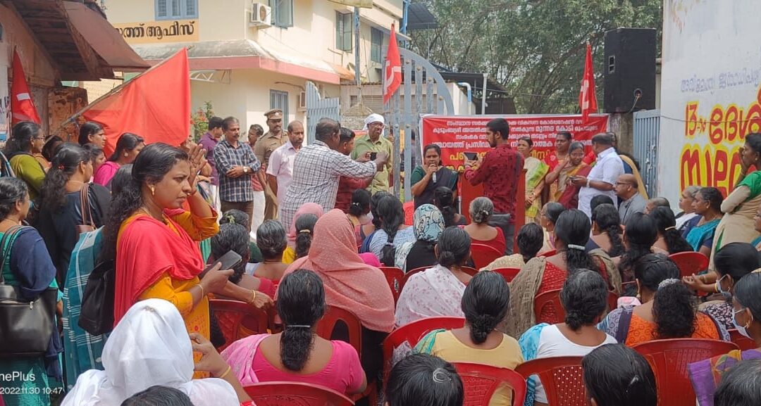 കരവാരം പഞ്ചായത്തിലേയ്ക്ക് കുടുംബശ്രീ പ്രവർത്തകരുടെ മാർച്ചും ധർണ്ണയും ഉപരോധവും നടന്നു
