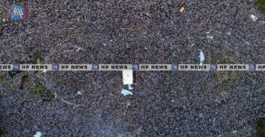 അർജന്‍റീനയുടെ വിക്‌ടറി പരേഡ് അലങ്കോലം; തുറന്ന ബസിലേക്ക് എടുത്തുചാടി ആരാധകർ