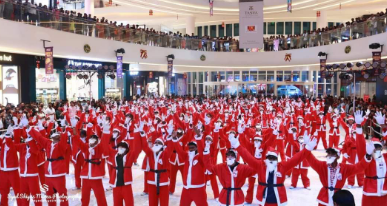 ആദ്യ പിറന്നാൾ ആഘോഷിയ്ക്കുന്ന ലുലുമാൾ 160 സാന്താക്ലോസുകളെ അണിനിരത്തി വേറിട്ട ഒരു റിക്കോർഡ് നേട്ടം സ്വന്തമാക്കി