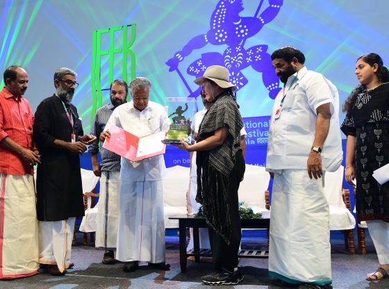 രാജ്യാന്തര ചലച്ചിത്ര മേളയ്ക്കു തിരിതെളിഞ്ഞു; ലോകത്തിന്റെ മനുഷ്യാവസ്ഥയെ പ്രതിഫലിപ്പിക്കുന്ന മേളയെന്നു മുഖ്യമന്ത്രി